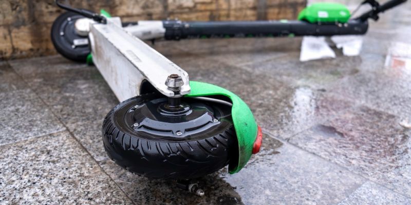 Porządek z hulajnogami na Woli: burmistrz spotka się z ZDM