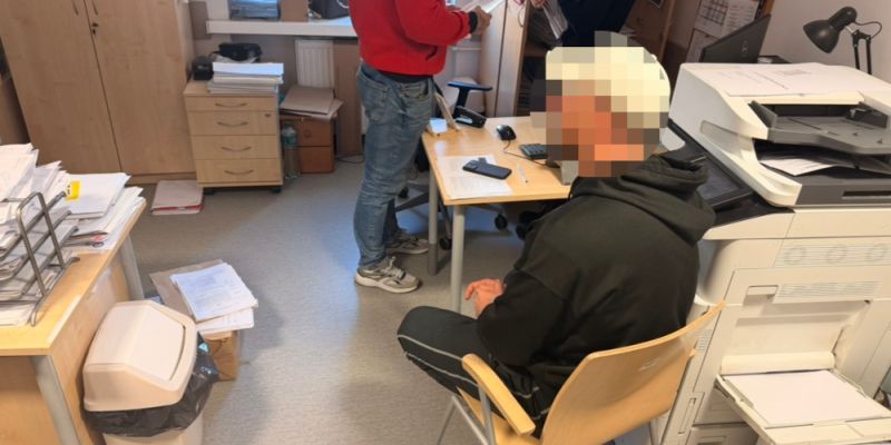 32-latek zatrzymany za zniszczenie dwóch samochodów. Uszkodził auta taboretem