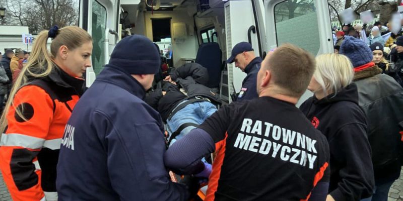 Policjanci udzielili natychmiastowej pomocy uczestnikowi zgromadzenia, który zasłabł