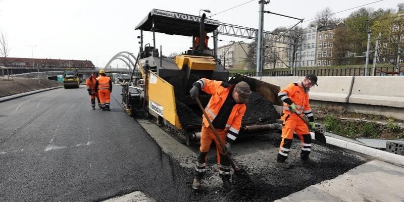 Układanie ostatnich warstw asfaltu na wiadukcie Biskupia Górka do 10 maja