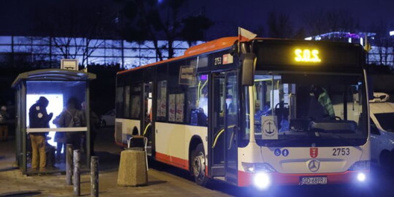 Gorąca zupa, odzież na zmianę – każdego dnia pomoc w „autobusie SOS”