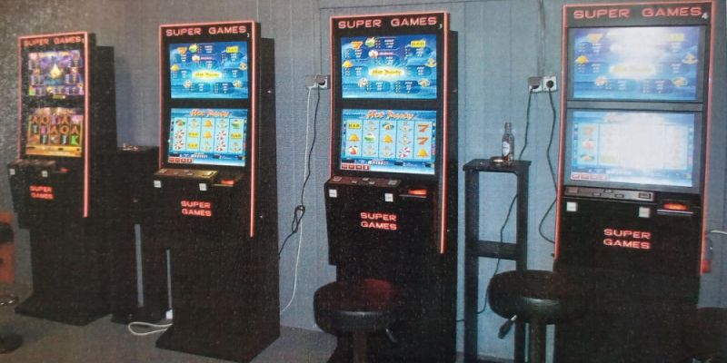 Koniec nielegalnego procederu na Bielanach: Cztery automaty w rękach policji