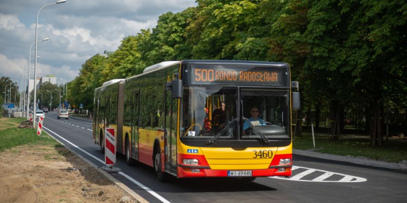 Komunikacyjny przewodnik na Wszystkich Świętych: duże zmiany w ruchu i komunikacji miejskiej przy cmentarzach