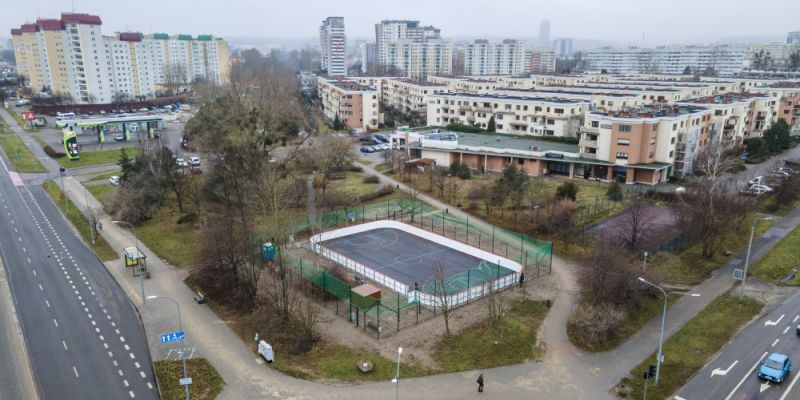 Przy skrzyżowaniu ulicy Czarny Dwór i alei Jana Pawła II postało nietypowe boisko