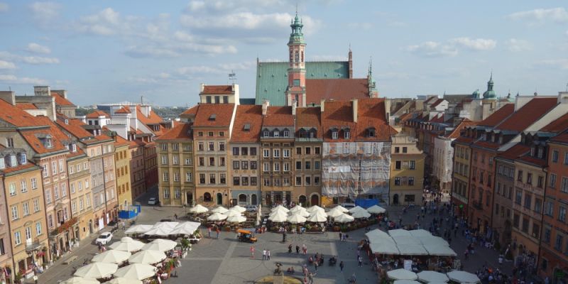 Nowa estetyka ogródków kawiarnianych w Historycznym Centrum Warszawy