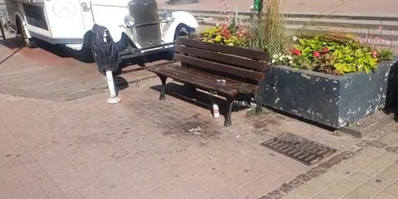 Niszczejąca auto-kawiarenka na Podwalu Grodzkim: dlaczego miasto pozwala na jej zamknięcie?