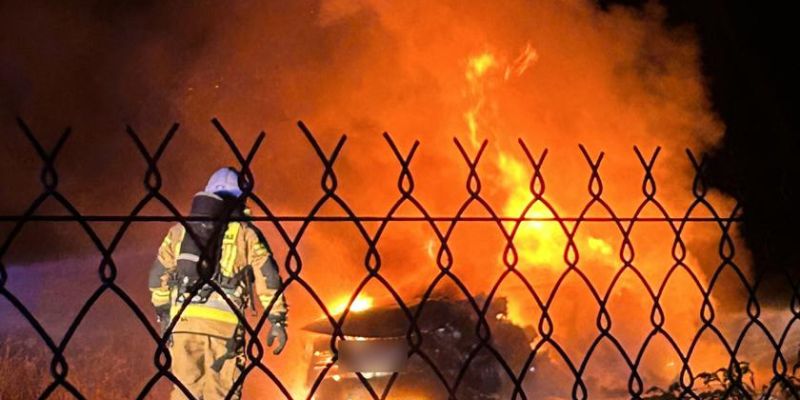 Pożar w Bartoszówce: strażacy skutecznie gaszą nocny pożar w gminie Żabia Wola
