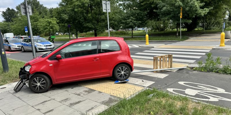 Uwaga! Wypadek na ul. Sokratesa - kierowca był pijany