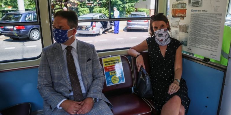 Nawet gdy gorąco, maski w komunikacji miejskiej obowiązują