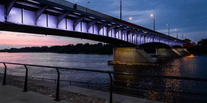Świetlna metamorfoza stolicy: Nowe iluminacje zimowe i technologiczna rewolucja na moście Śląsko-Dąbrowskim