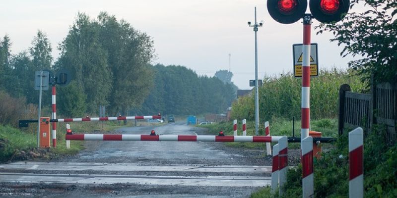 Szlaban na brawurę – to nie przejazdy są niebezpieczne a zachowania kierowców