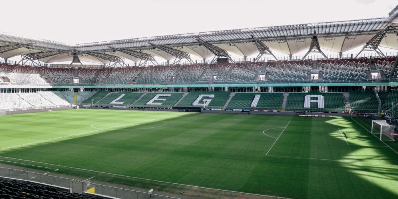 Duże utrudnienia w ruchu i korki w rejonie Łazienkowskiej: dzisiaj Legia zmierzy się z Widzewem