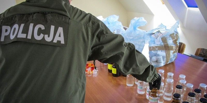 Policjanci zatrzymali oszusta, który oferował „lek na koronawirusa”
