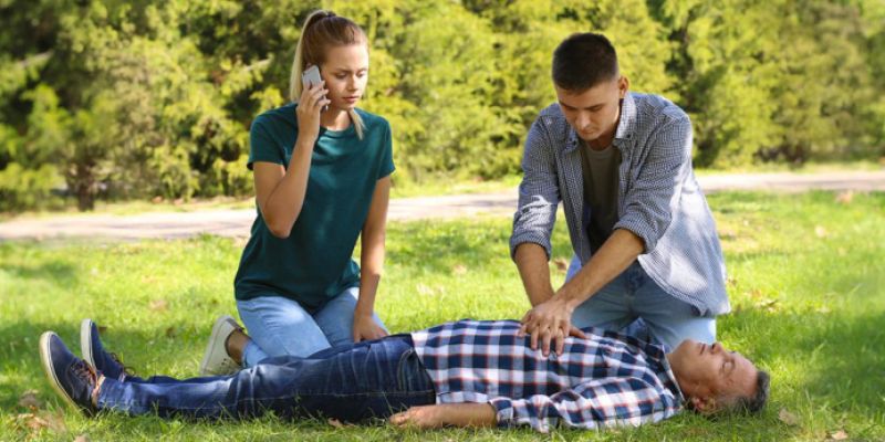 Strażnicy miejscy apelują: Nie bądź obojętny na potrzebę pomocy medycznej!