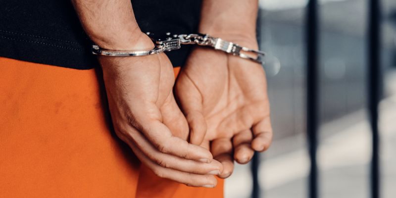 45-latek z narkotykami na działkach. Był też poszukiwany przez sąd