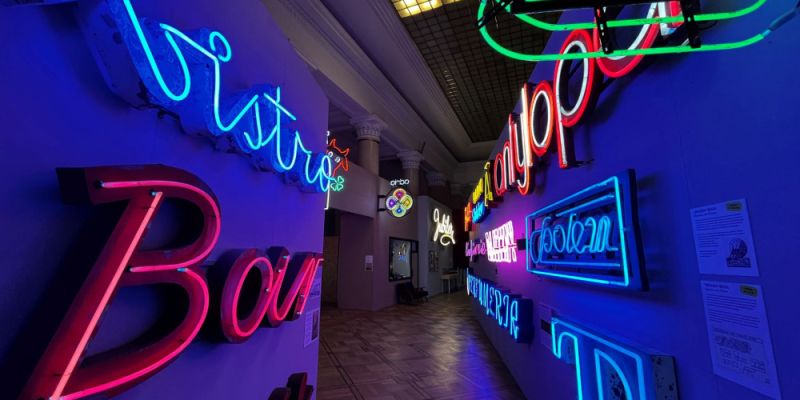 „Światła Miasta” – neony warszawskich lat 70. w nowym muzeum