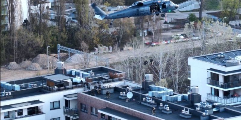 Black Hawk nad Warszawą i akcja kontrterrorystów. 11 osób zatrzymanych w dużej operacji policji