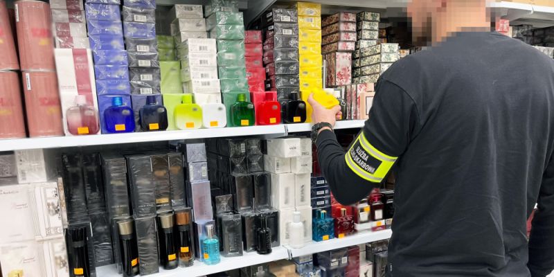 Podrobione kosmetyki i odzież warte 6,5 mln zł. Kolejne zatrzymania w Wólce Kosowskiej
