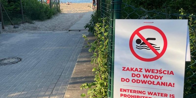 Kilometrowa plama oleju w Bałtyku. Zakaz kąpieli został rozszerzony