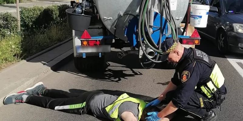 Pracownik zasłabł na ulicy. Strażnicy miejscy uratowali mu życie