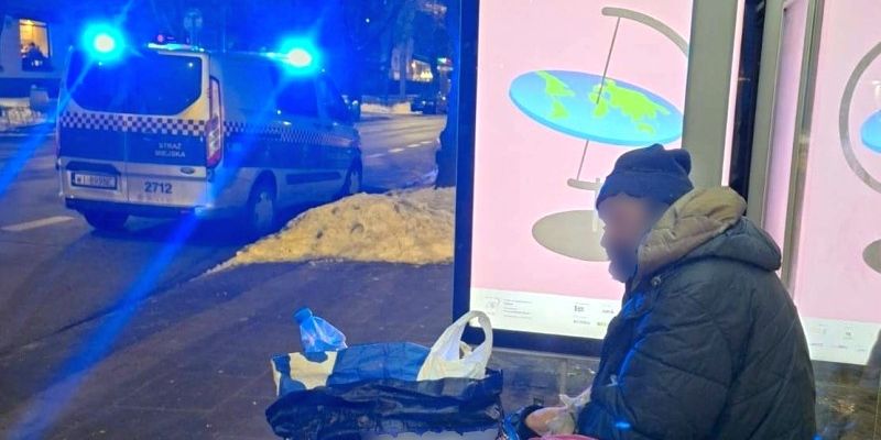 Przełom na Saskiej Kępie: Uparty 60-latek uratowany przed mrozem dzięki cierpliwości strażników