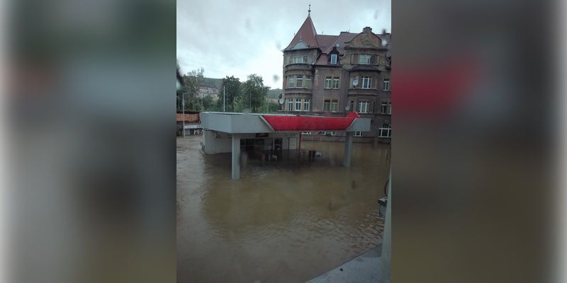 [Z KRAJU] Jest ofiara śmiertelna powodzi. Woda zalewa miasta na południu Polski