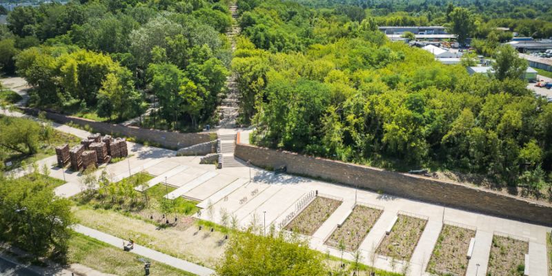 Plac wejściowy w parku Akcji „Burza” po remoncie dostępny dla mieszkańców