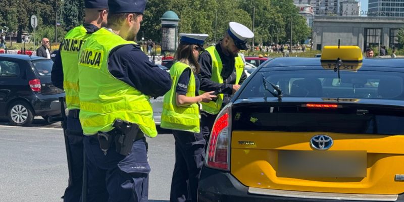 Ponad 2700 skontrolowanych aut, setki mandatów i 45 zatrzymanych – stołeczna policja uderza w nielegalne przewozy na aplikację