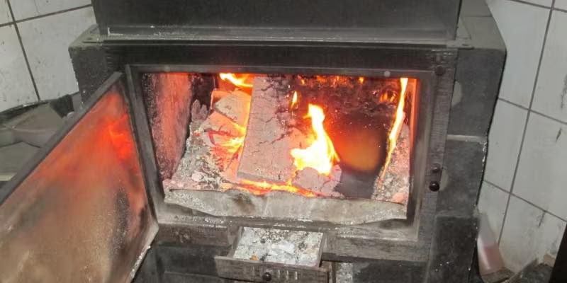 Spalał płyty OSB w piecu. Interwencja straży miejskiej w warszawskim warsztacie