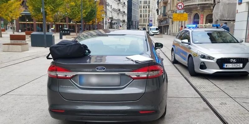 Kierowca złamał przepisy. Strażników miejskich prosił, aby nic nie mówili jego szefowi