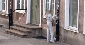 Nielegalnie oklejały słupy i rynny w centrum Gdańska. Nie obeszło się bez mandatu