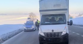 Renault staczało się na DK91 w Gniewie. Policja uratowała sytuację