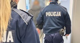 15-latek ukrywał się w skrzyni pod kanapą – został zatrzymany przez policję