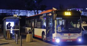 Gorąca zupa, odzież na zmianę – każdego dnia pomoc w „autobusie SOS”