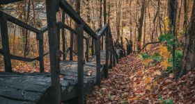 Rozpoczęła się odbudowa spalonych schodów w Babich Dołach