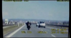 Bez prawa jazdy jechał na motorze  z prędkością ponad 200 km/h - zobacz film